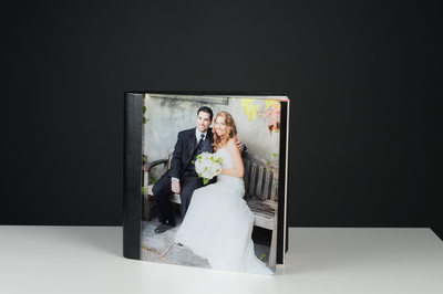 PHOTO IN THE COVER OF THE WEDDING ALBUM WITH BLACK LEATHER