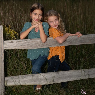 Sisterly love, sibling photo shoot, Erin Malcolm Photos