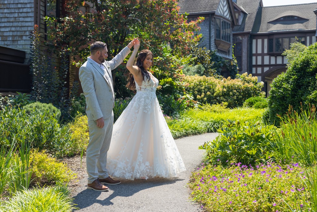 Bayard Cutting is the perfect backdrop for a first look