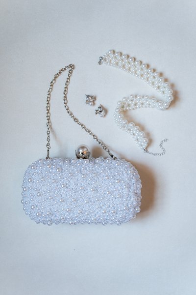 Bridal purse with pearls, pearl choker, pearl earrings