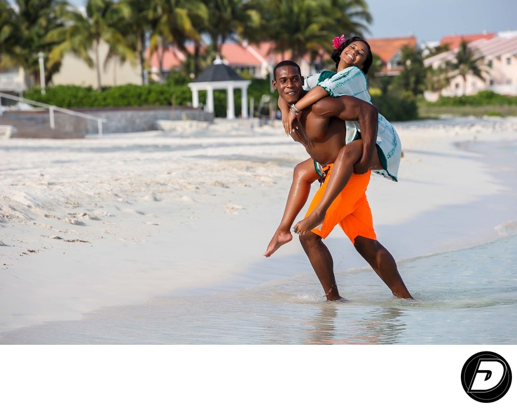 Lovers On Beach Lucaya Hotel - Dracinc | Donn Thompson