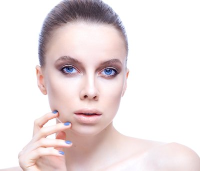 clean-natural-beauty-white-girl-blue-eyes-blue-finger-nails