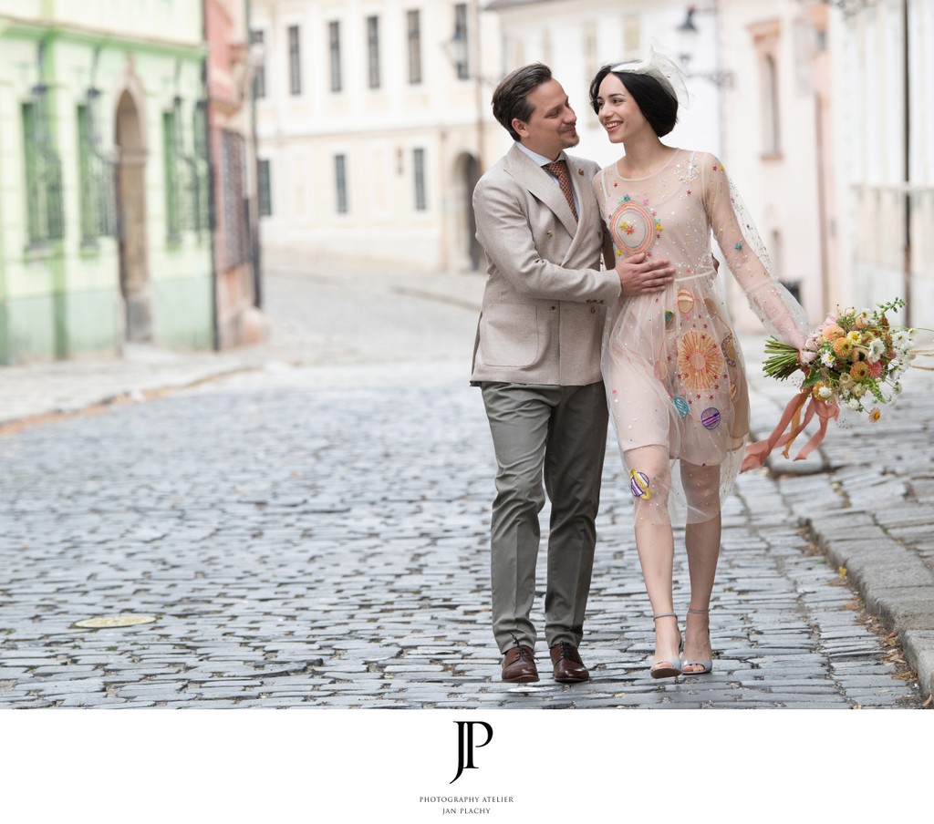 Fotenie svadobného páru v starom meste Bratislavy