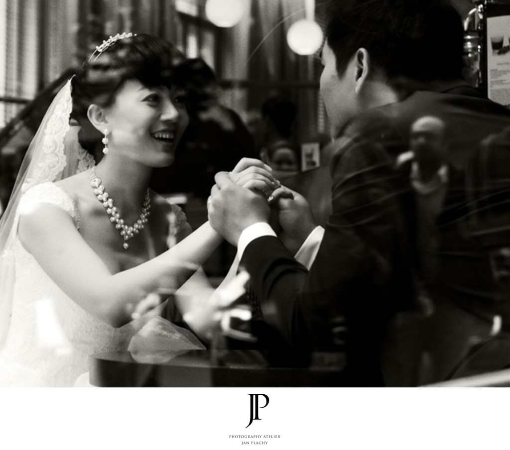  Čierno-biela Fotografia svadobného páru v Prahe