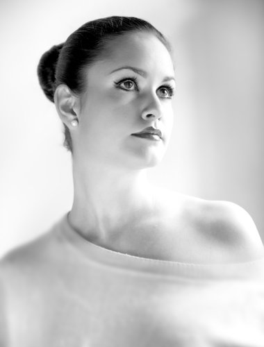 Portrét ženy čierno biela fotografia