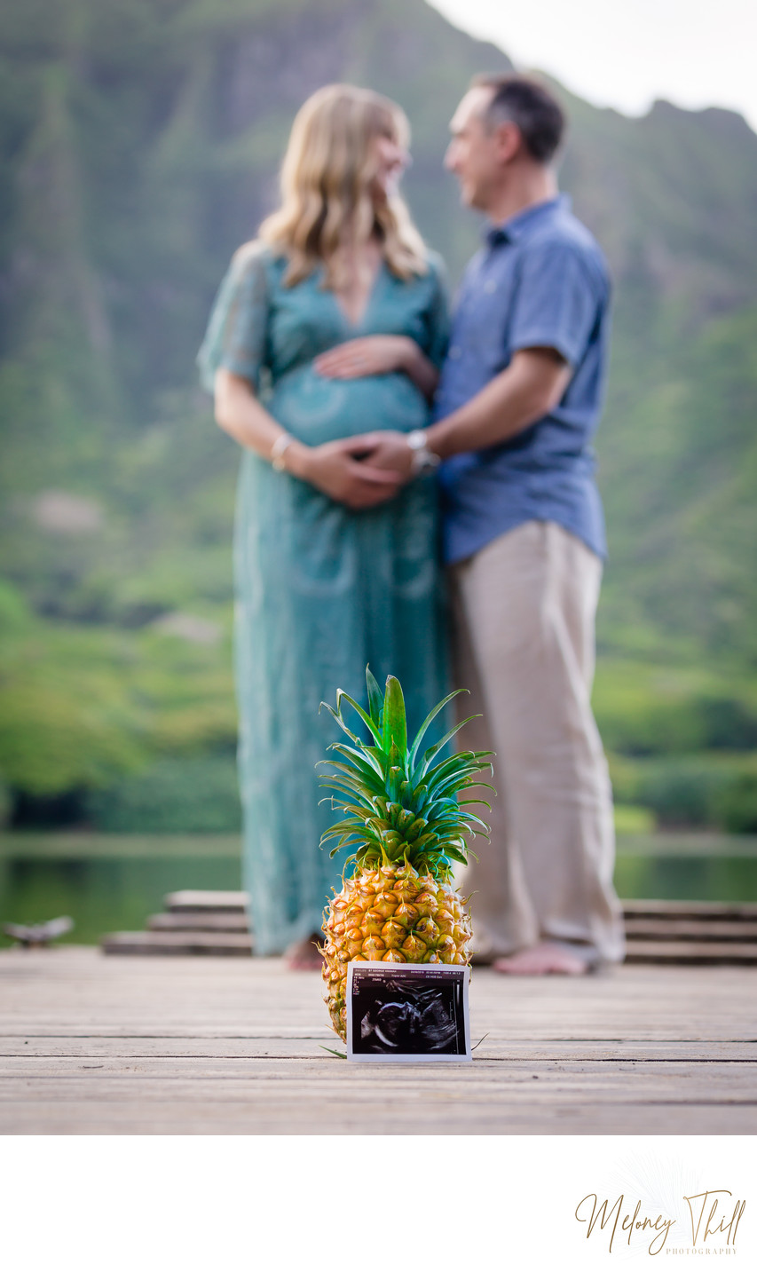 Maternity picture with pineapple