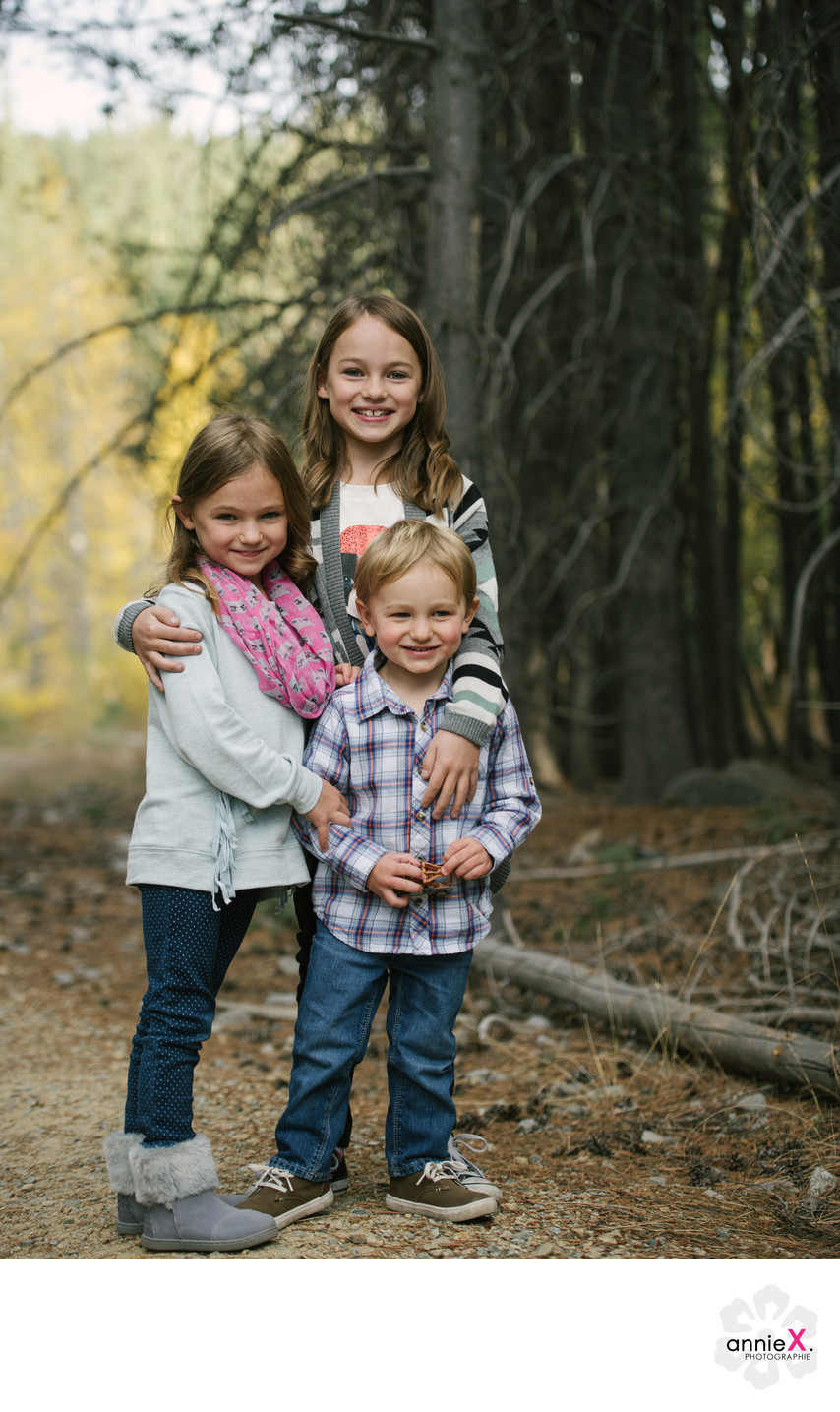 siblings in Truckee during fall family session