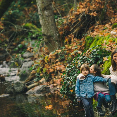 Lithia Park river bed family photography