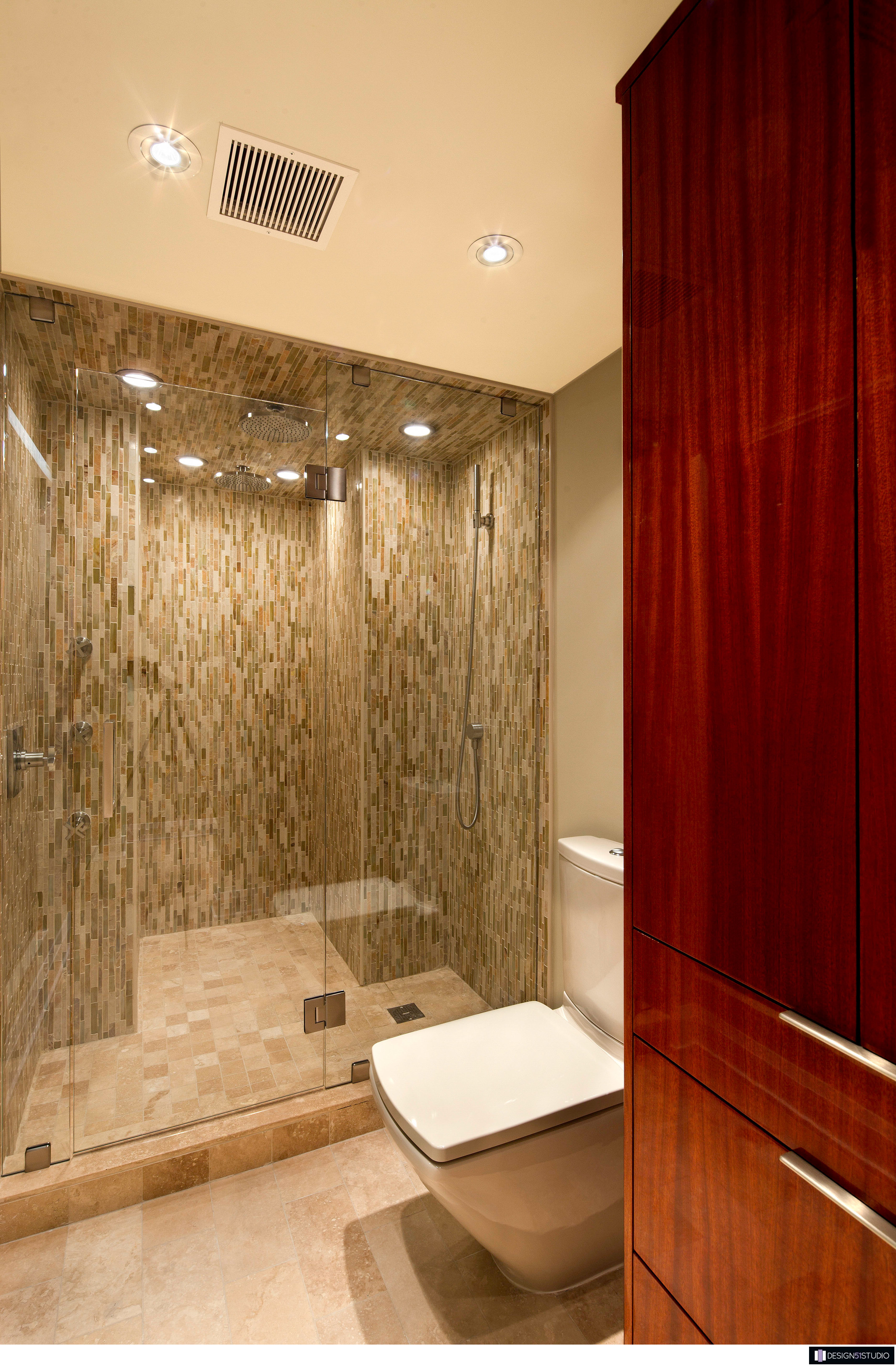 MODERN RIVERSIDE CONDO MASTER BATH LINEN & SHOWER HOLLY