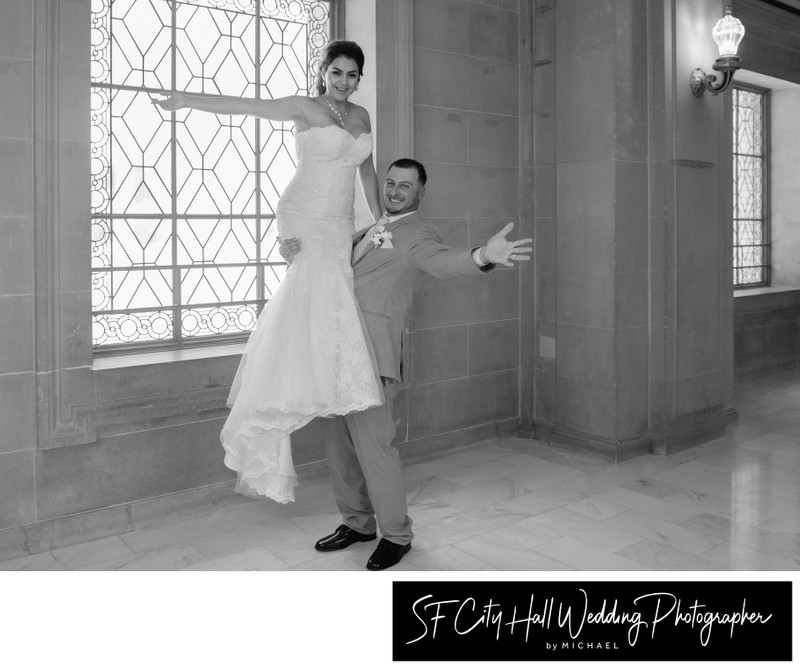 Candid type of city hall wedding photography image in San Francisco