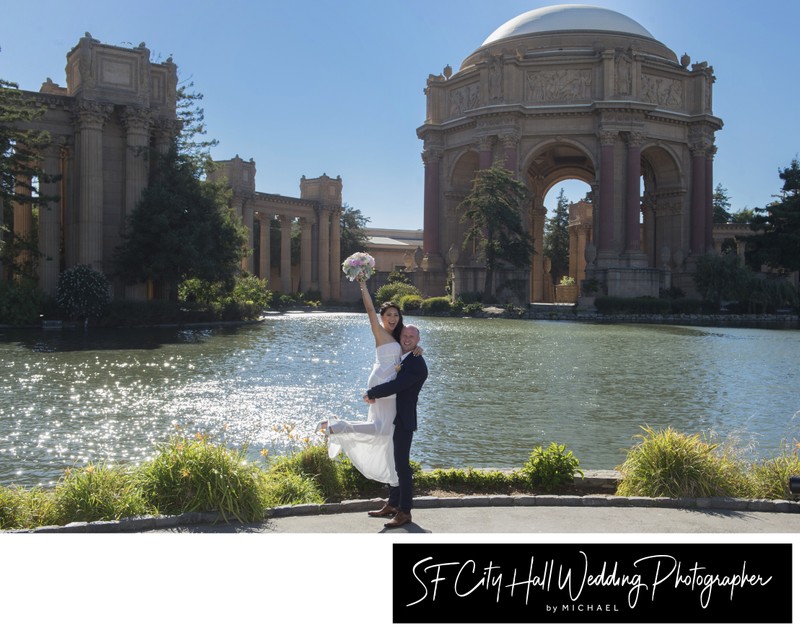 Famous Palace of Fine Arts - Bride and groom wedding photography