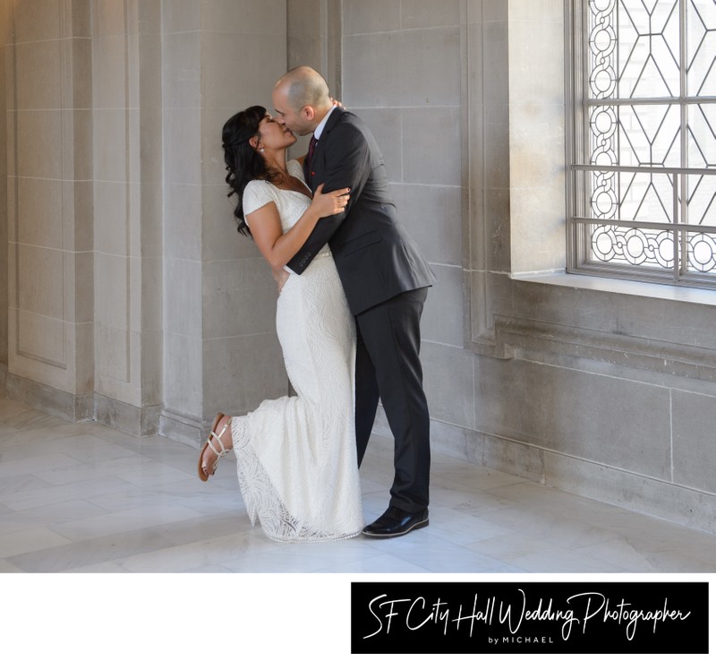 Wedding photographer at San Francisco city hall creates this fun pose