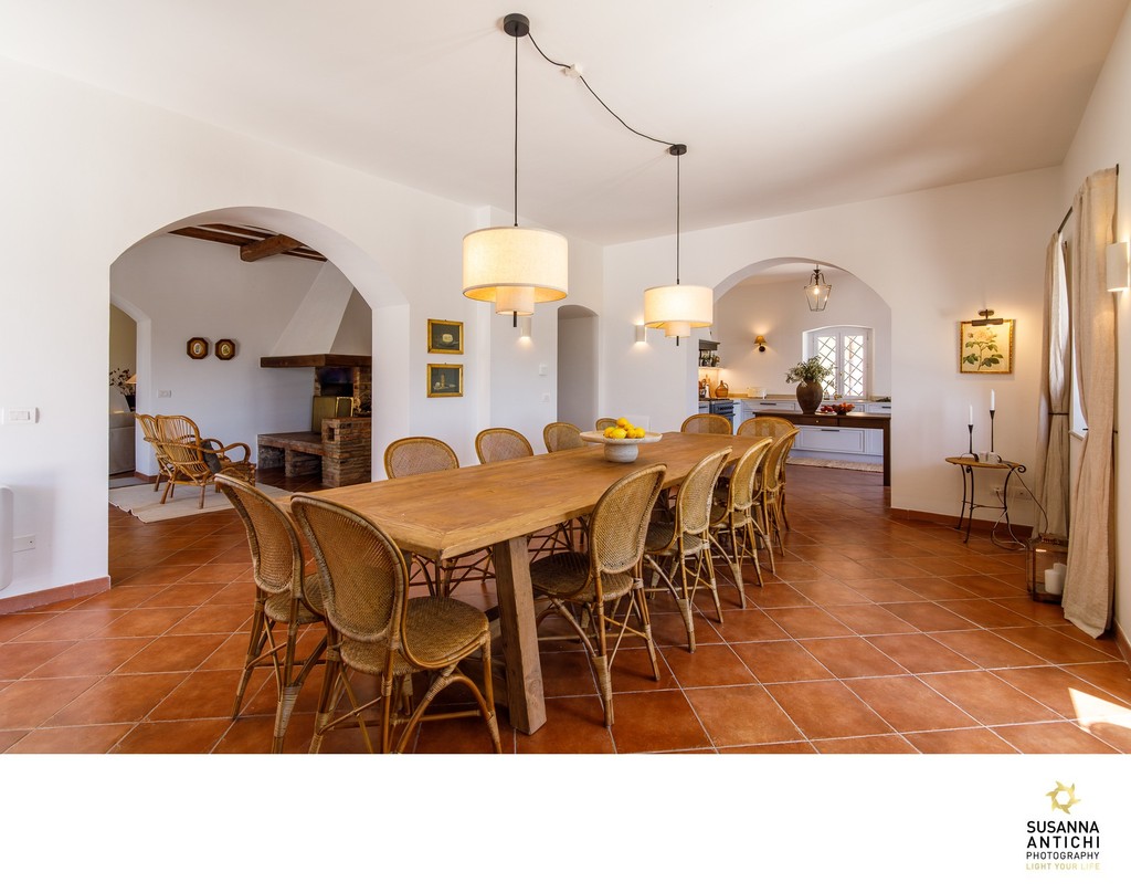 Villa Azzurra San Baronto – Salone interno con luce naturale | Susanna Antichi