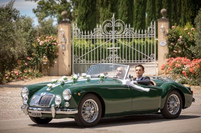 Matrimonio da sogno con un tocco vintage: gli sposi e la loro MG MGA