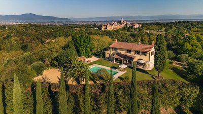 villa con esterni e panorami mozzafiato con drone