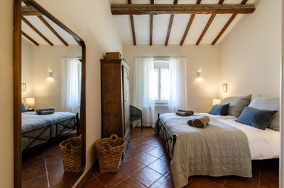 Villa Azzurra San Baronto – Camera da letto rustica e attrezzata | Susanna Antichi