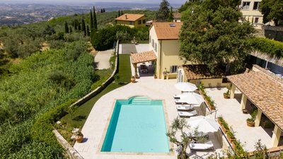 Villa Azzurra San Baronto – Esterni con panorama collinare | Susanna Antichi