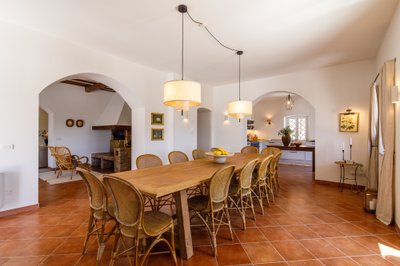 Villa Azzurra San Baronto – Salone interno con luce naturale | Susanna Antichi