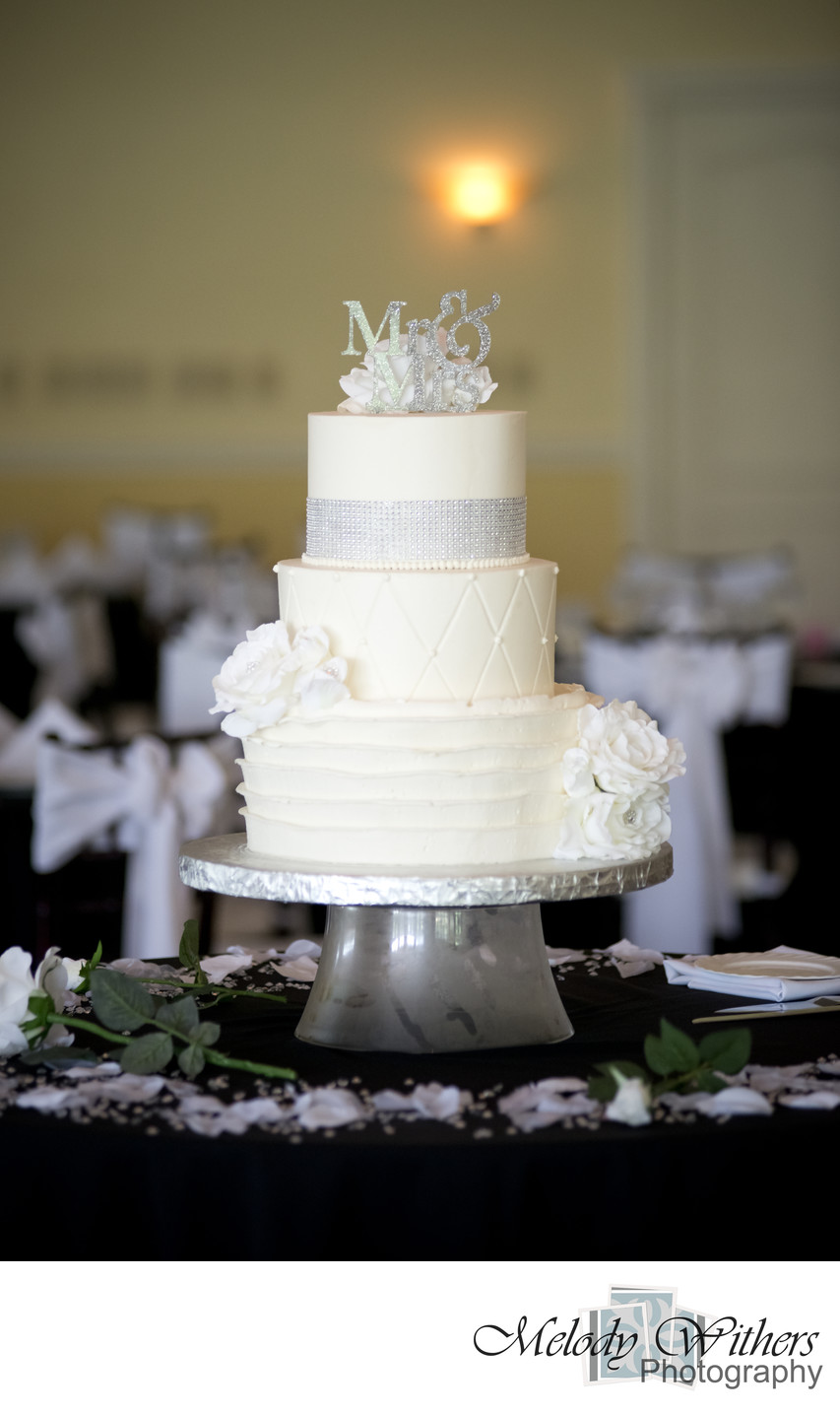 Blue-Falls-Cake-Pendleton-Wedding-Photographer