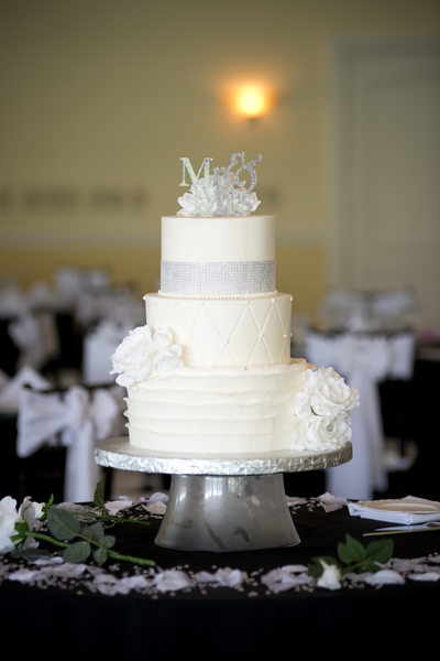 Blue-Falls-Cake-Pendleton-Wedding-Photographer