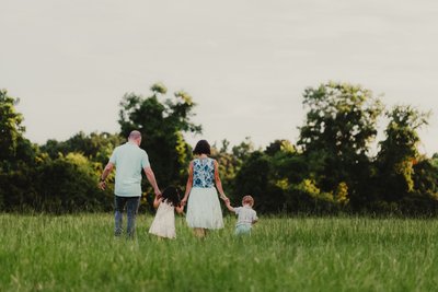 Family photo pose ideas in a field, Hartford WI 