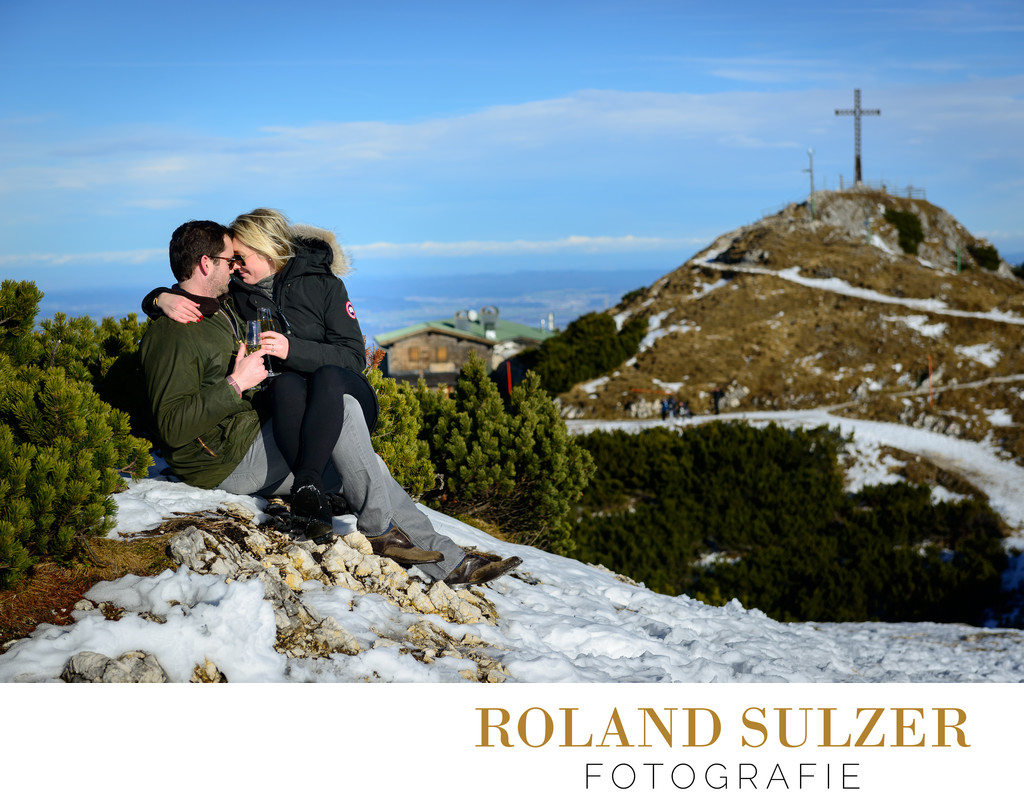 Romantischer Moment bei Verlobung auf dem Untersberg