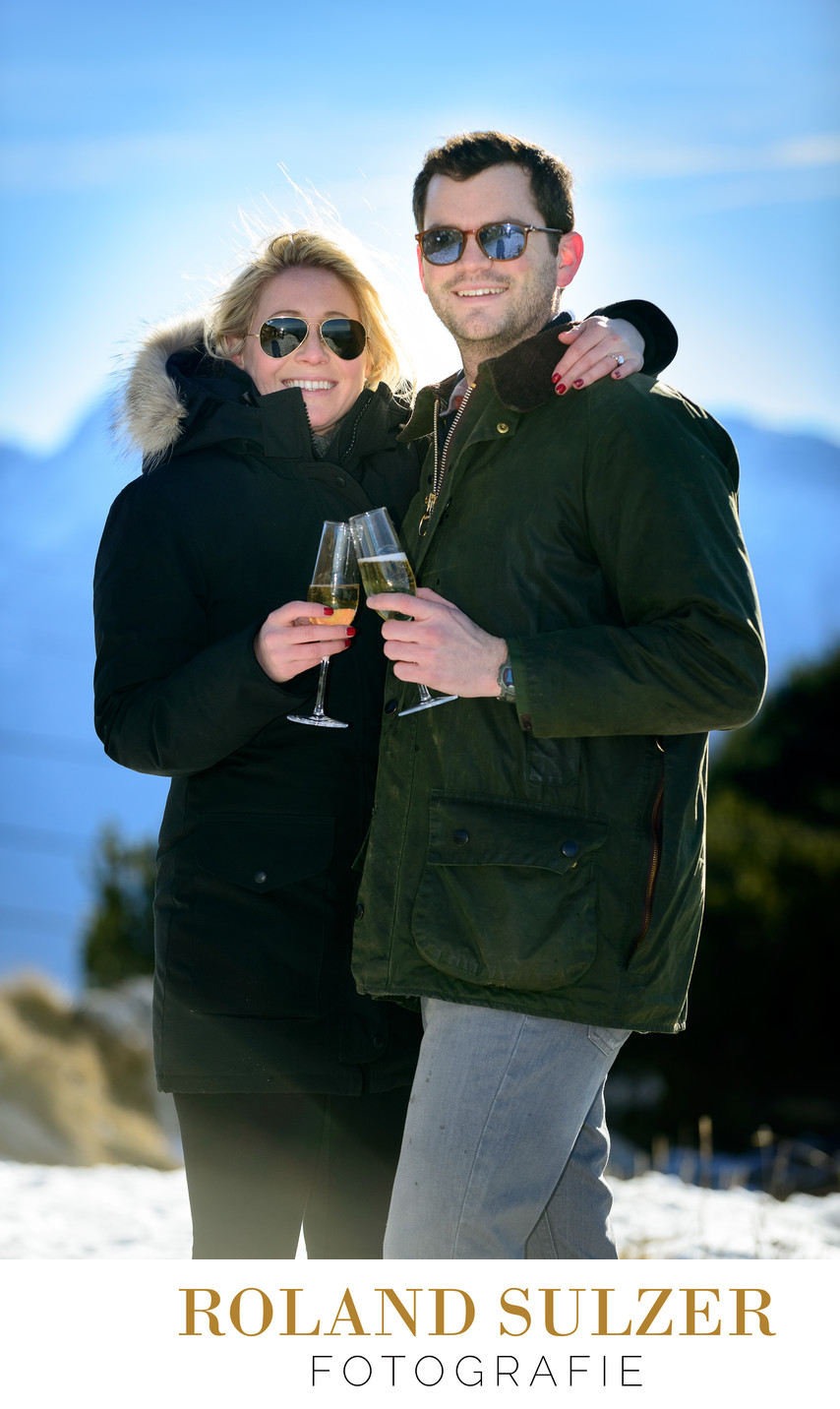 Anstoßen bei Verlobung auf dem Untersberg bei Salzburg
