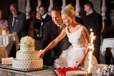 Torte Anschneiden - Hochzeit in Hellbrunn