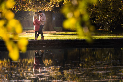 Verlobungsfotografie im Park Hellbrunn bei Salzburg