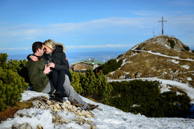 Romantischer Moment bei Verlobung auf dem Untersberg