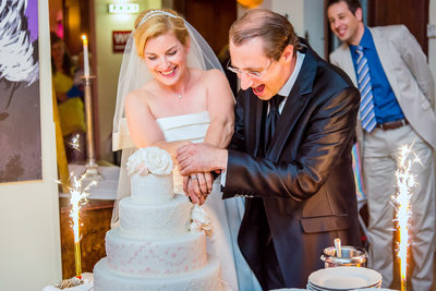 Hochzeit Ganztagesreportage - Torte anschneiden
