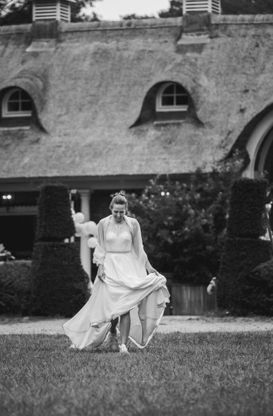 Bruidspaar trouwen op landgoed Brakkesteyn 86