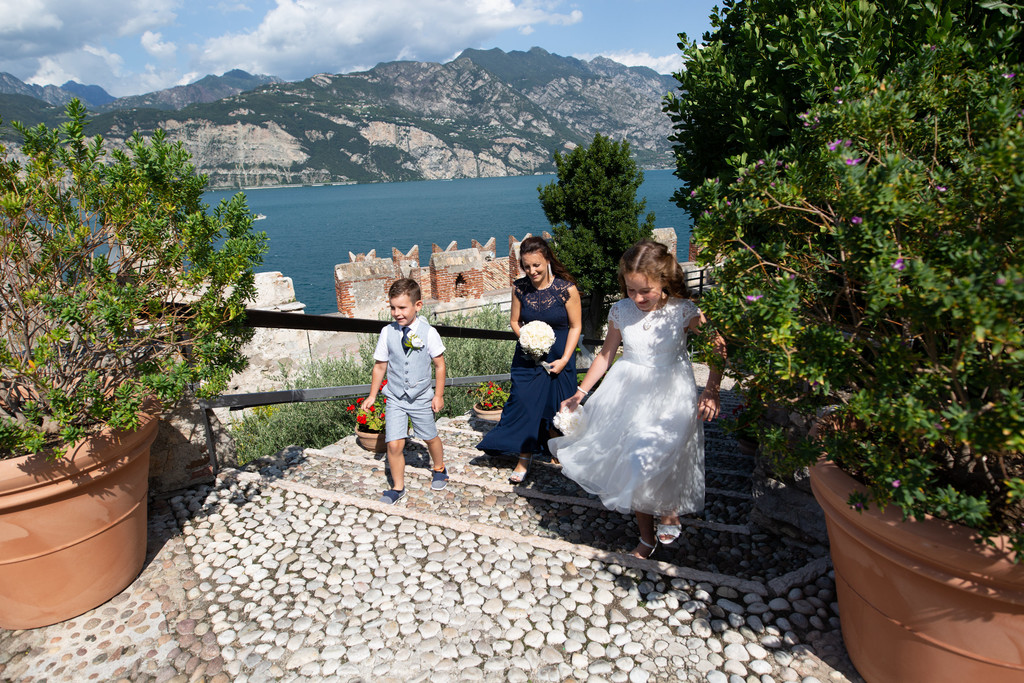 Happy kids & happy bride on the terrace of Malcesine 