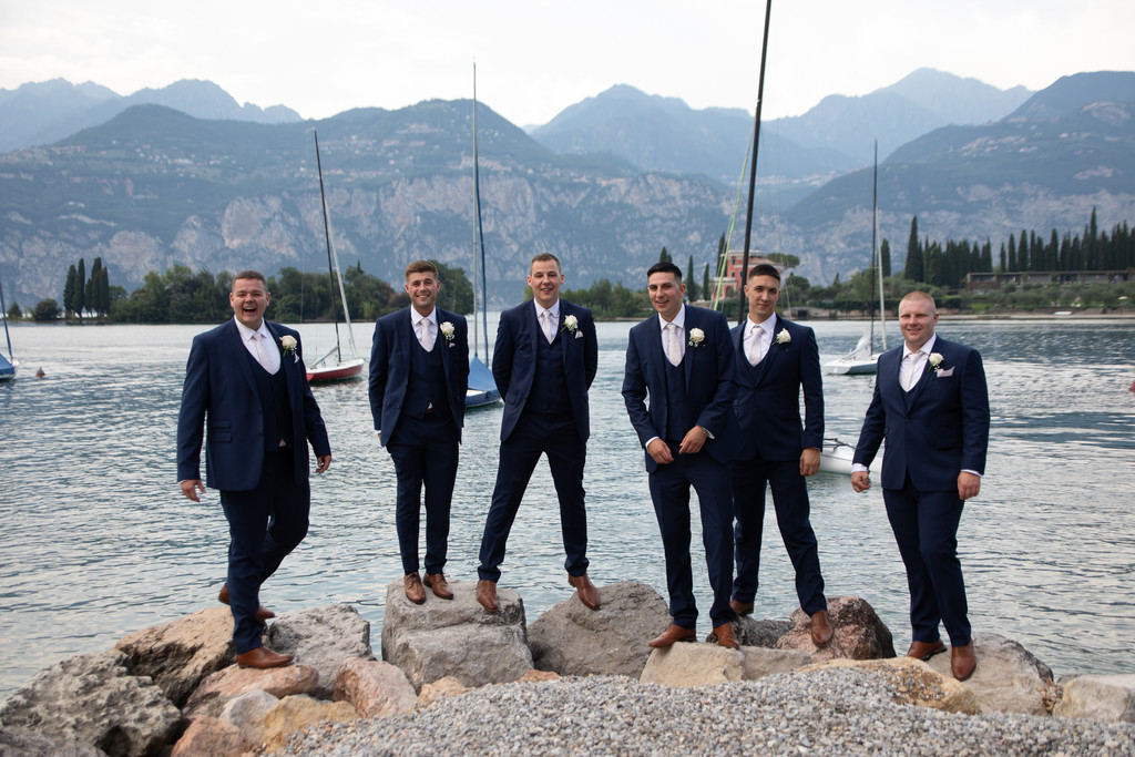 Gli amici dello sposo sula spiaggia del Lago di Garda