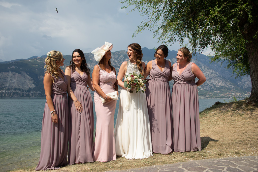 Sposa e sorelle a Malcesine, Lago di Garda.