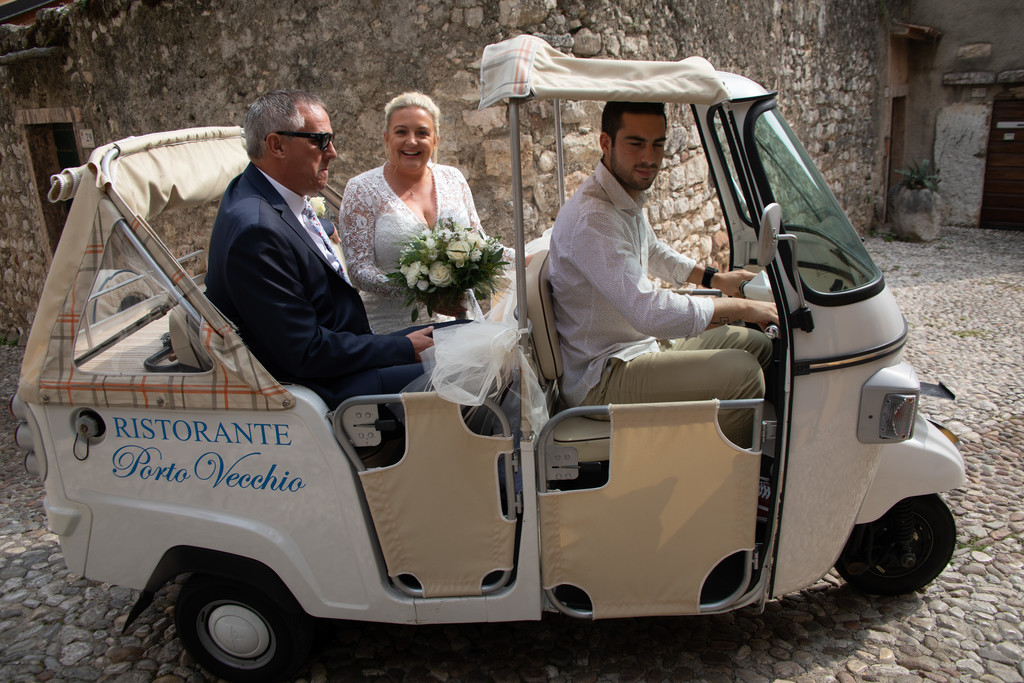 Tuk tuk makes bride happy in Malcesine on Lake Garda