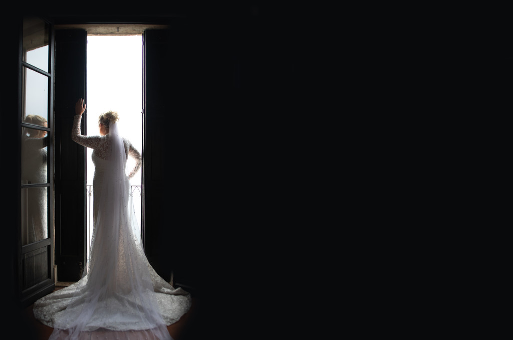 Stunning wedding dress for Leanne in Malcesine Castle