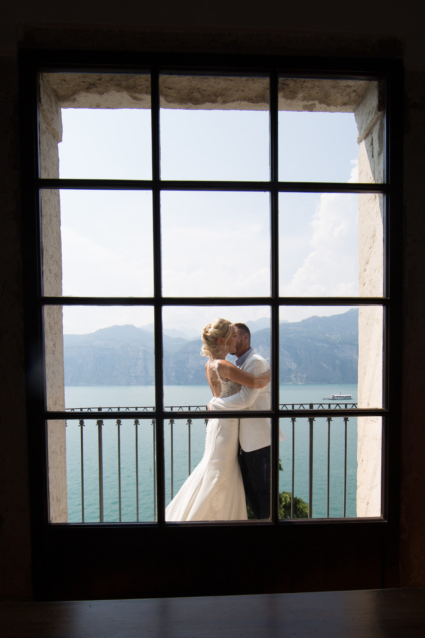 smuk brud og brudgom i Italien, Lake Garda.