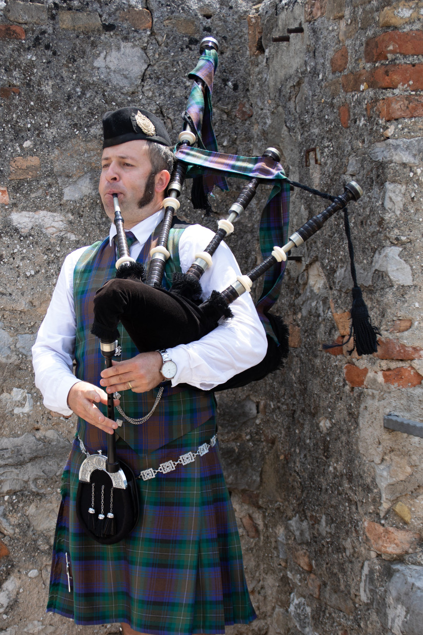 Piper playing during the ceremony in Malcesine castle