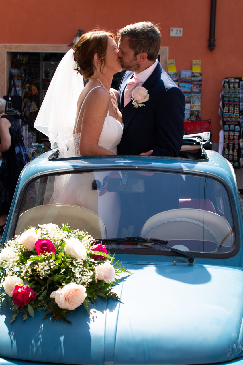 Happy couple in Malcesine in the blue fiat 500