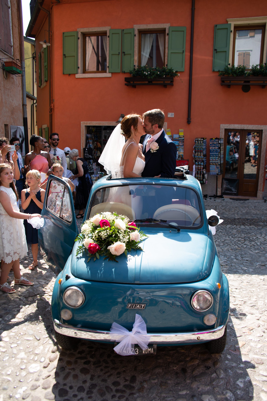 Superb, happy couple in the blue fiat 500 Malcesine