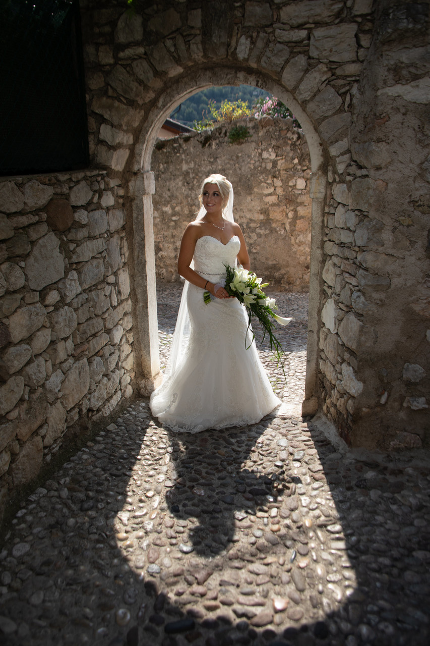 La sposa guarda il suo Castello di Malcesine