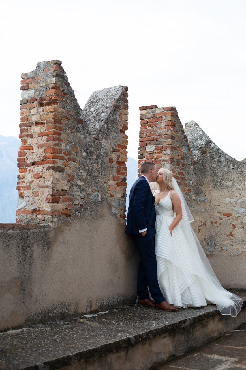 Bacio degli sposi nel romantico Castello di Malcesine