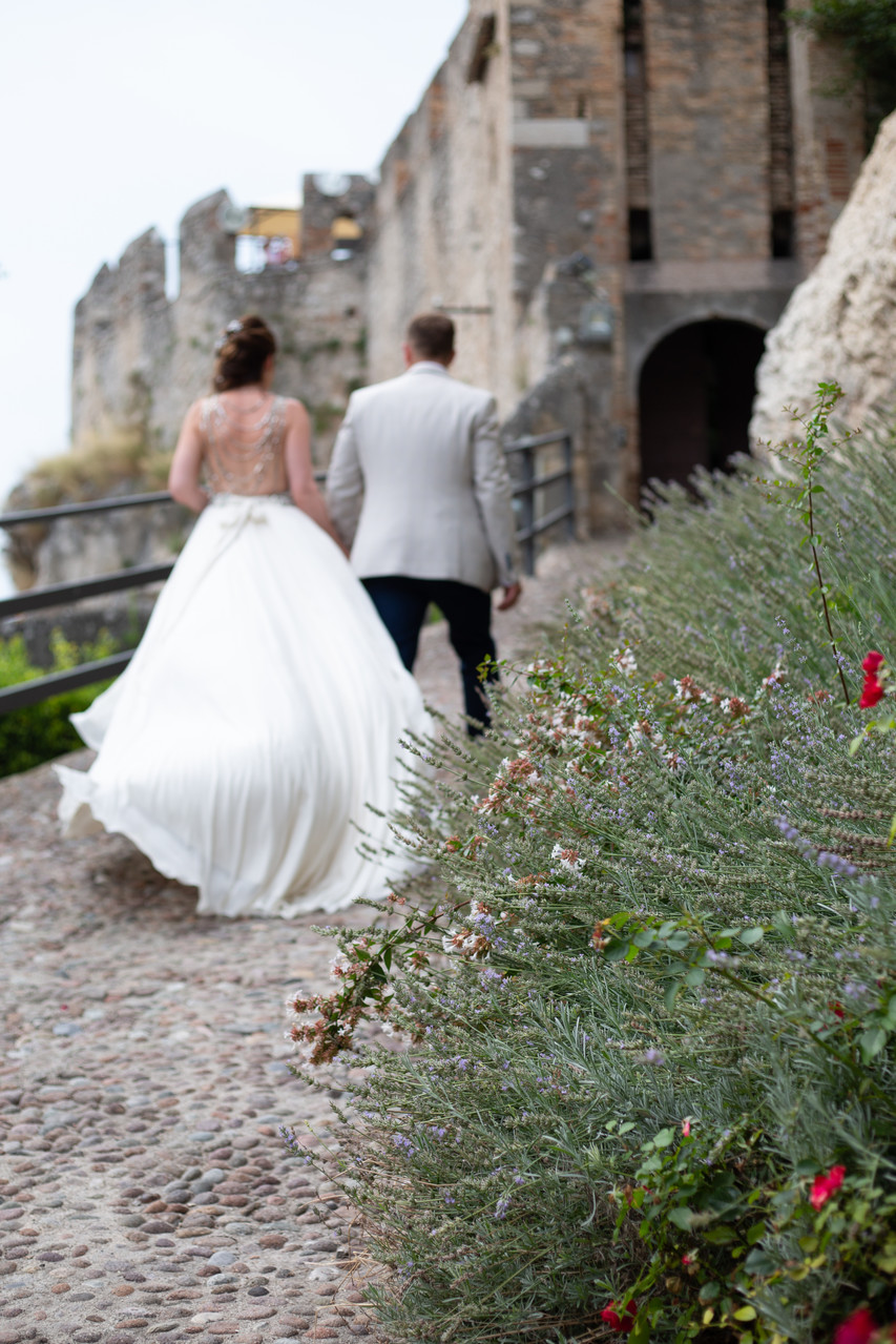 Sposi camminano a Malcesine in castello