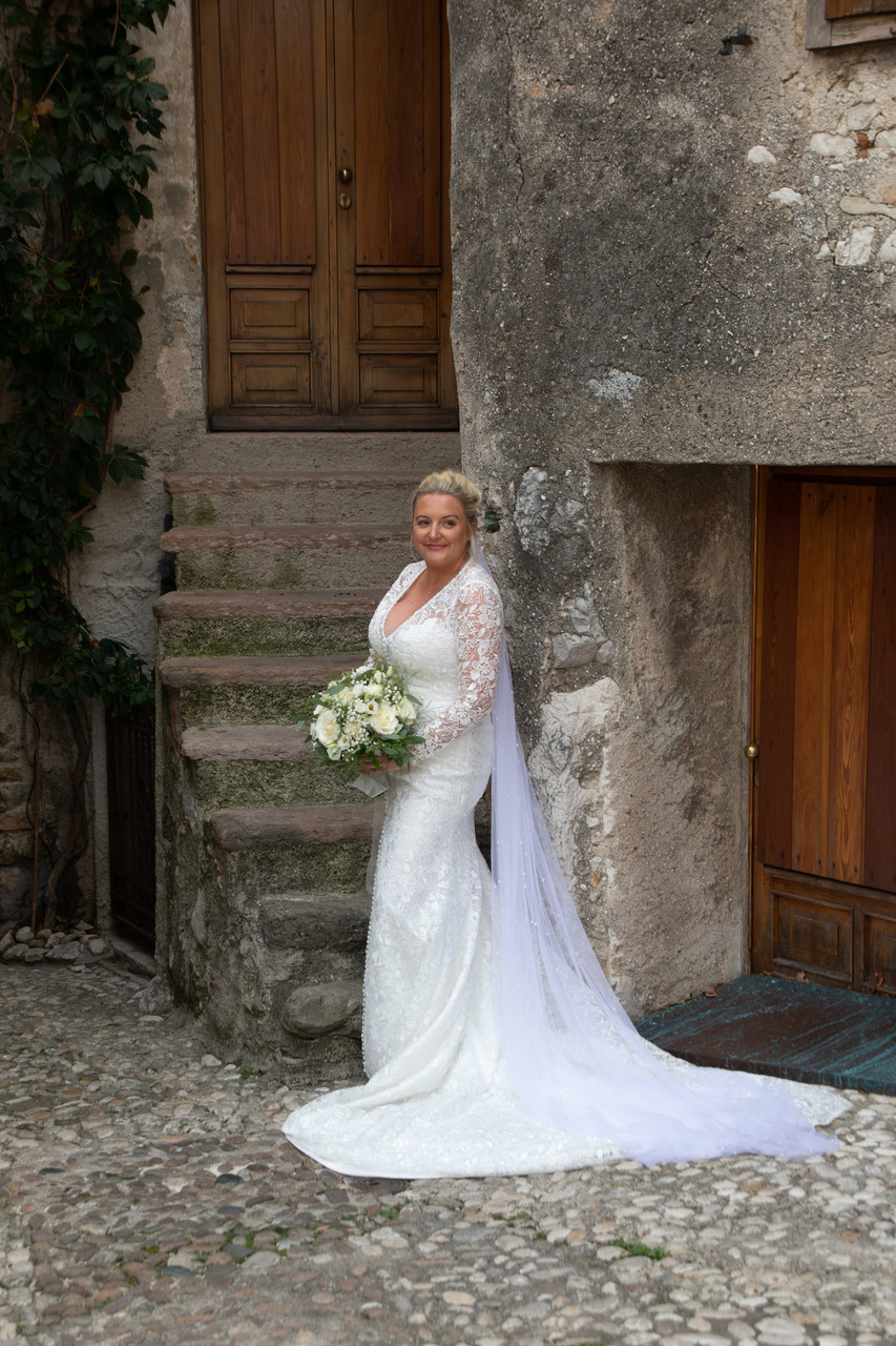 Fab dress for a beautiful bride in Malcesine Castle