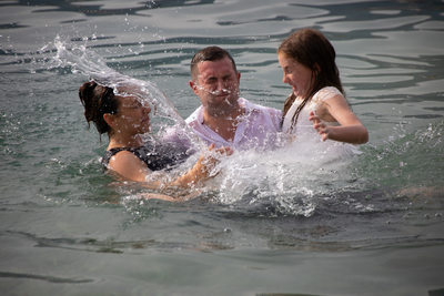 The groom and his girls splashing in Malcesine