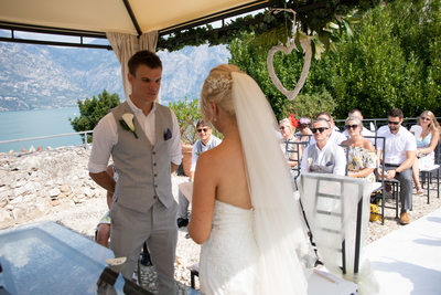 La sposa legge le promesse con vista sul Lago di Garda