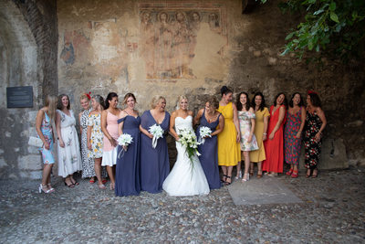La sposa con le amiche nel Castello di Malcesine