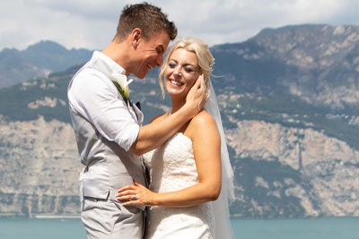 Il Lago di Garda e le montagne salutano gli sposi