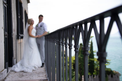 Il balcone, gli sposi e il Lago di Garda a Malcesine